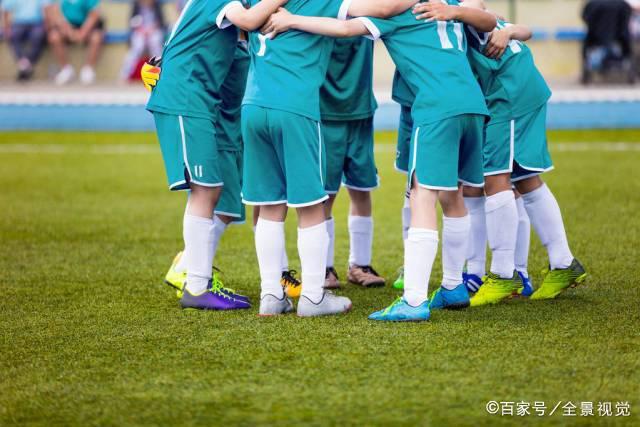 徐杰一家亮相广东宏远篮球馆，颜值高得吓人，姐姐美得像明星
